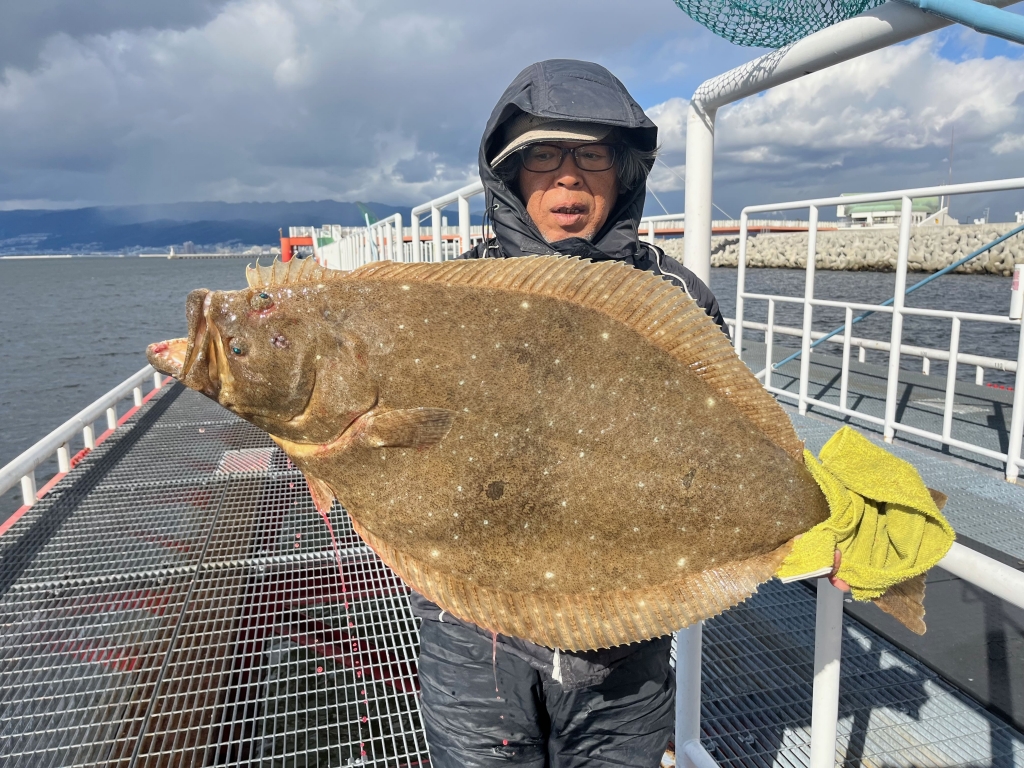 関西の釣り公園最新釣果】89cmヒラメにブリも！冬の関西で「メモリアル